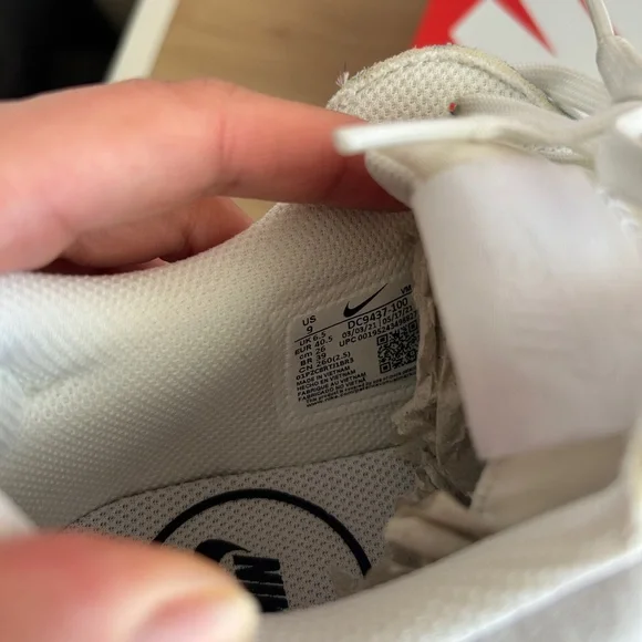 Nike Women’s Air Max Shoes - Picture 2 of 6